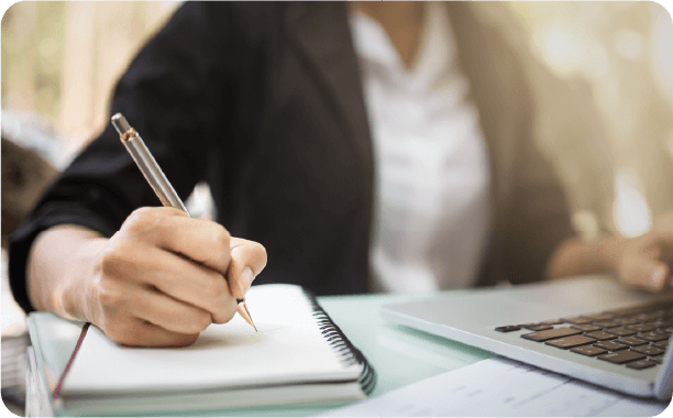 Aprendizaje flexible y accesible Estudiante cursando la modalidad online